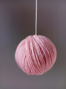 Pelote de laine Mérinos (50 g) – Uni Rose et ses déclinaisons en chinés