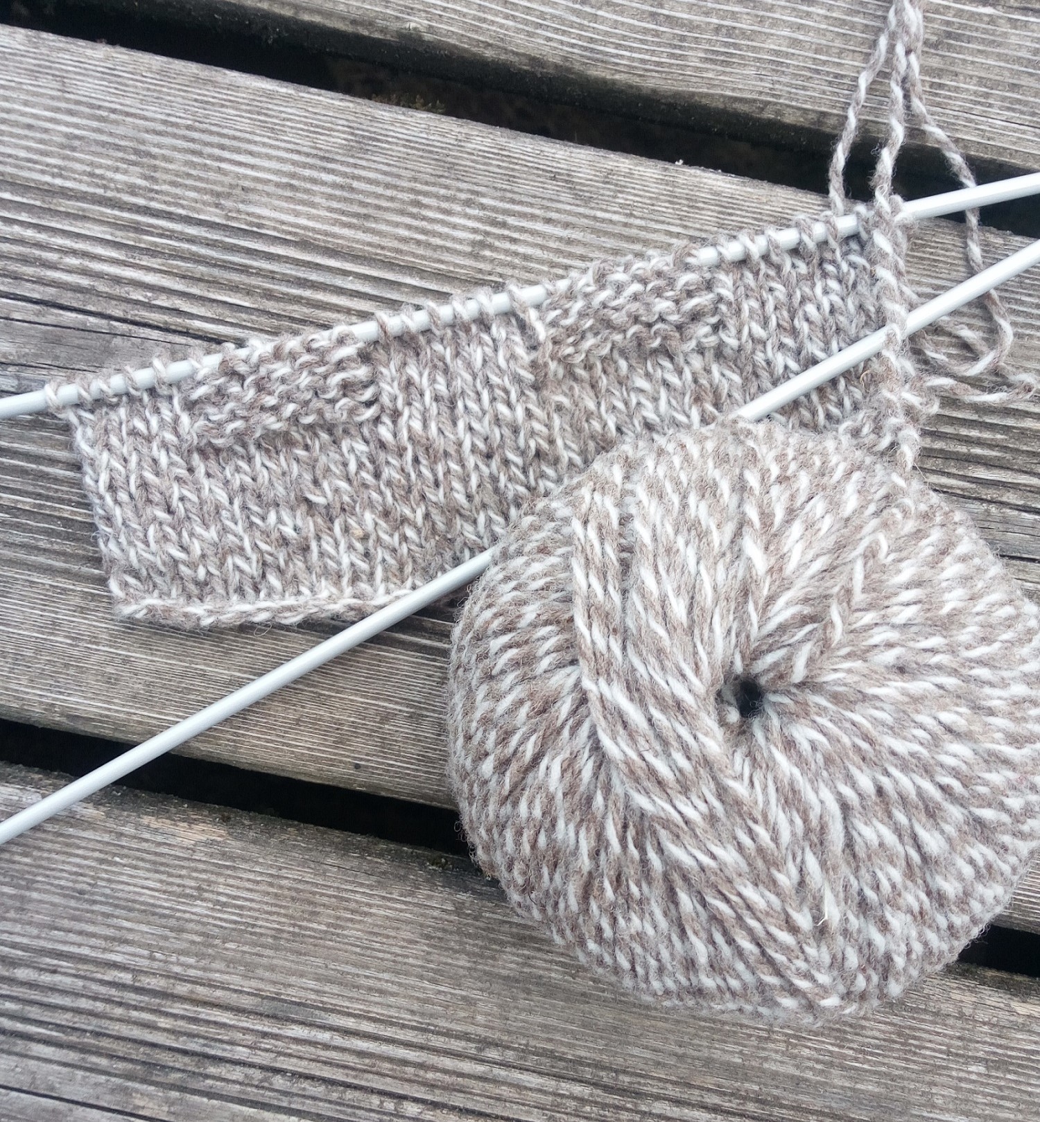 Pelote (50g) de laine mérinos non teintée (teinte naturelle des toisons) – Uni blanc, beige et chinés